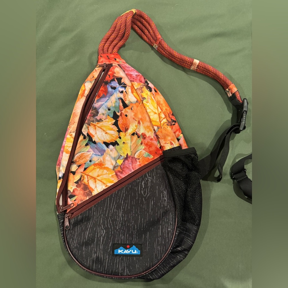 Kavu Autumn Leaf Print crossbody sling bag and lunchbox Set - Picture 2 of 7